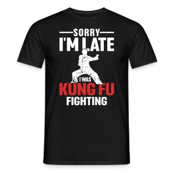 Sorry I'm Late Funny Kung Fu Fighting Chinese - Männer T-Shirt - Schwarz - Vorne - AI Model Male 178 light (178cm)