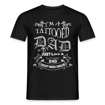 Geburtstag Geschenk Vater Tattoo Papa Vatertag - Männer T-Shirt - Schwarz - Vorne - AI Model Male 178 light (178cm)
