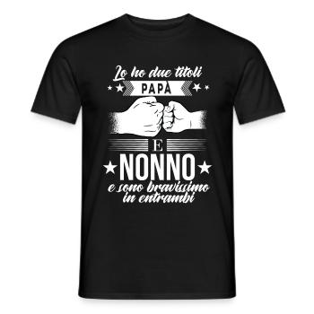 Lo Ho Due Titoli Papà E Nonno - Männer T-Shirt - Schwarz - Vorne - AI Model Male 178 light (178cm)