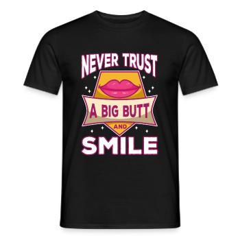 Never trust a big butt and a smile - Männer T-Shirt - Schwarz - Vorne - AI Model Male 178 light (178cm)