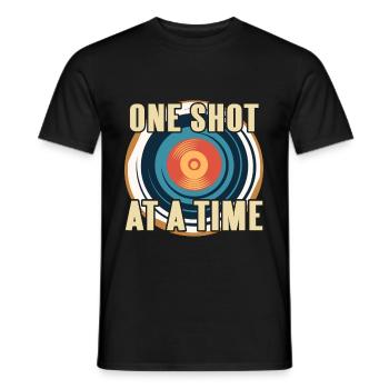 Sagittaire - Un coup à la fois - T-shirt homme - noir - Devant - AI Model Male 178 light (178cm)