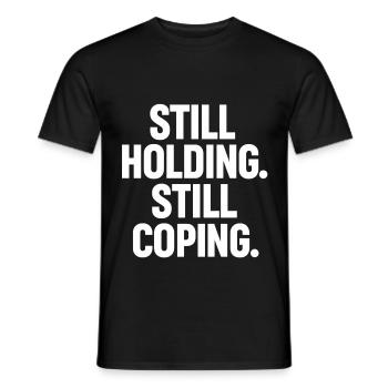 Still Holding Still Coping Krypto Meme Design - Männer T-Shirt - Schwarz - Vorne - AI Model Male 178 light (178cm)