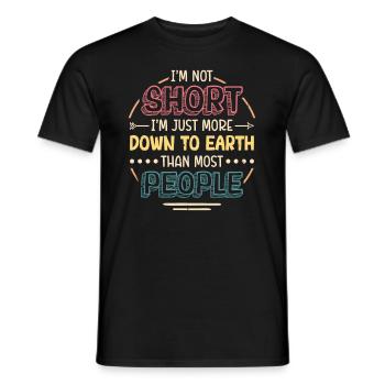 Ich Bin Nicht Klein, Ich Bin Nur Bodenständiger. - Männer T-Shirt - Schwarz - Vorne - AI Model Male 178 light (178cm)