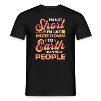 Ich Bin Nicht Klein, Ich Bin Nur Bodenständiger. - Männer T-Shirt - Schwarz - Vorne - AI Model Male 178 light (178cm)