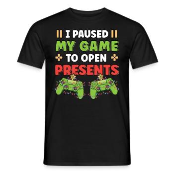 J’ai mis mon jeu en pause pour ouvrir la vidéo amusante de Presents - T-shirt homme - noir - Devant - AI Model Male 178 light (178cm)