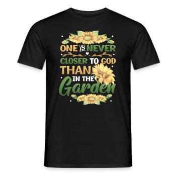 You are never closer to God than in the garden - Men's T-Shirt - black - Front - AI Model Male 178 light (178cm)