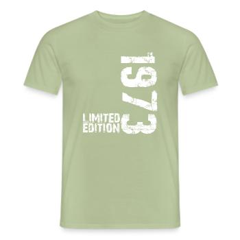 1973 Edizione limitata - T-shirt uomo - verde salvia - Fronte - AI Model Male 178 light (178cm)