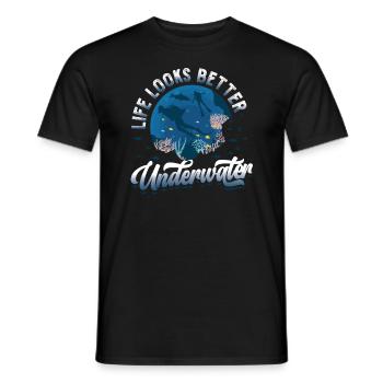 Das Leben Sieht Unter Wasser Besser Aus, Tauchen - Männer T-Shirt - Schwarz - Vorne - AI Model Male 178 light (178cm)