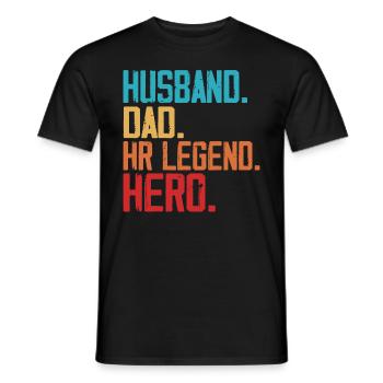 Ehemann. Papa. HR -Legende. Held. - HR Manager - Männer T-Shirt - Schwarz - Vorne - AI Model Male 178 light (178cm)