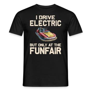 Ich fahre Elektrisch Kirmes Autoscooter - Männer T-Shirt - Schwarz - Vorne - AI Model Male 178 light (178cm)