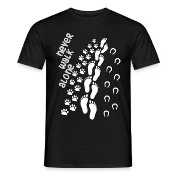 Hund Mensch und Pferd - Never Walk Alone in Natur - Männer T-Shirt - Schwarz - Vorne - AI Model Male 178 light (178cm)