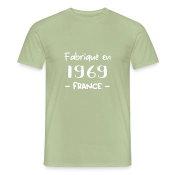 FABRIQUÉ EN 1969 - T-shirt homme - vert sauge - Devant - AI Model Male 178 light (178cm)