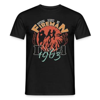 Feuerwehrmann Papa Feuerwehr 1963 - Männer T-Shirt - Schwarz - Vorne - AI Model Male 178 light (178cm)