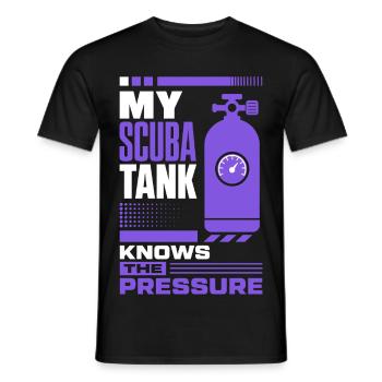Scuba Tauchflasche unter Druck - Männer T-Shirt - Schwarz - Vorne - AI Model Male 178 light (178cm)