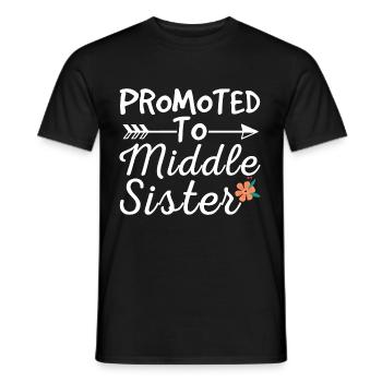 Beförderung zur mittleren Schwester Design für die - Männer T-Shirt - Schwarz - Vorne - AI Model Male 178 light (178cm)