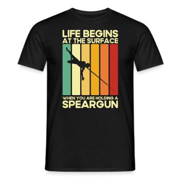Speerfischer Das Leben beginnt an der Oberfläche - Männer T-Shirt - Schwarz - Vorne - AI Model Male 178 light (178cm)
