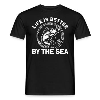 La vie est meilleure au bord de la mer Cadeau de pêche - T-shirt homme - noir - Devant - AI Model Male 178 light (178cm)