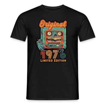 Original 1976 Limited Edition Kassette Baujahr - Männer T-Shirt - Schwarz - Vorne - AI Model Male 178 light (178cm)