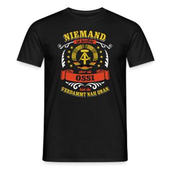 Niemand ist perfekt - Ossi - Spruch, DDR - Männer T-Shirt - Schwarz - Vorne - AI Model Male 178 light (178cm)
