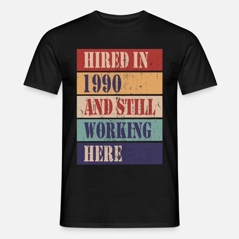 1990 eingestellt und immer noch hier tätig - Männer T-Shirt - Schwarz