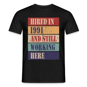 1991 eingestellt und immer noch hier tätig - Männer T-Shirt - Schwarz - Vorne - AI Model Male 178 light (178cm)