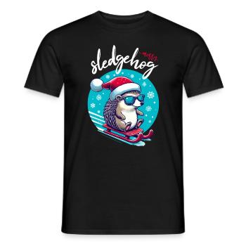 Lustiger Weihnachtsigel auf Schlitten im Schnee - Männer T-Shirt - Schwarz - Vorne - AI Model Male 178 light (178cm)