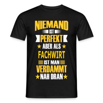 FACHWIRT - Männer T-Shirt - Schwarz - Vorne - AI Model Male 178 light (178cm)