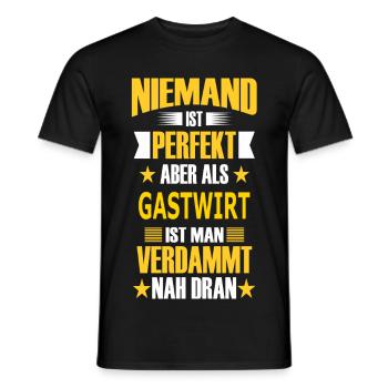 GASTWIRT - Männer T-Shirt - Schwarz - Vorne - AI Model Male 178 light (178cm)