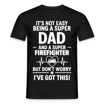 Herz + Feuerwehrmann – Super Papa Feuerwehrmann - Männer T-Shirt - Schwarz - Vorne - AI Model Male 178 light (178cm)