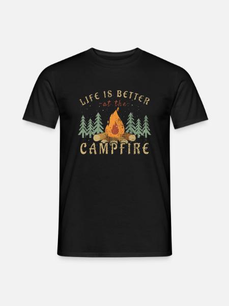 Camping Life Is Better By The Campfire - Männer T-Shirt - Schwarz