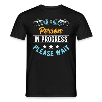 Car Sales Person In Progress Please Wait - Männer T-Shirt - Schwarz - Vorne - AI Model Male 178 light (178cm)
