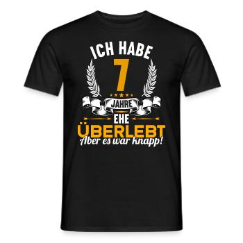 Ich habe 7 Jahre Ehe überlebt 7.Hochzeitstag - Männer T-Shirt - Schwarz - Vorne - AI Model Male 178 light (178cm)