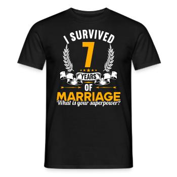 Ich habe 7 Jahre Ehe überlebt 7.Hochzeitstag - Männer T-Shirt - Schwarz - Vorne - AI Model Male 178 light (178cm)