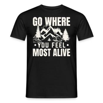 Go Where You Feel Most Alive Camp Camper Camping - Männer T-Shirt - Schwarz - Vorne - AI Model Male 178 light (178cm)