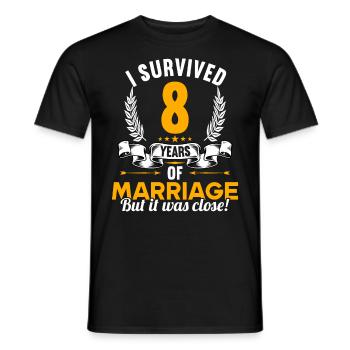 Ich habe 8 Jahre Ehe überlebt 8.Hochzeitstag - Männer T-Shirt - Schwarz - Vorne - AI Model Male 178 light (178cm)
