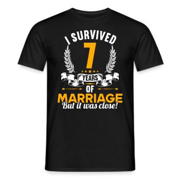 Ich habe 7 Jahre Ehe überlebt 7.Hochzeitstag - Männer T-Shirt - Schwarz - Vorne - AI Model Male 178 light (178cm)