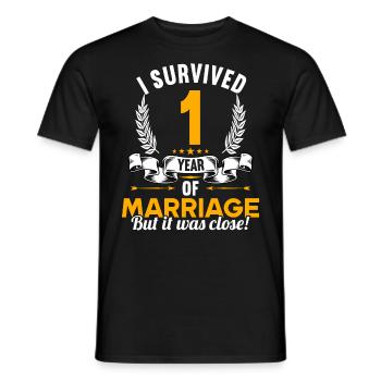 Ich habe 1 Jahre Ehe überlebt 1.Hochzeitstag - Männer T-Shirt - Schwarz - Vorne - AI Model Male 178 light (178cm)