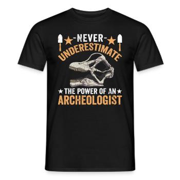 Never Underestimate The Power Of An Archeologist - Männer T-Shirt - Schwarz - Vorne - AI Model Male 178 light (178cm)