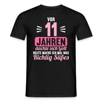Vor 11 Jahren dachte Gott mach Gutes 11 Geburtstag - Männer T-Shirt - Schwarz - Vorne - AI Model Male 178 light (178cm)