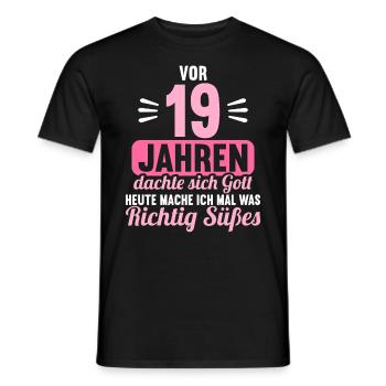 Vor 19 Jahren dachte Gott mach Gutes 19 Geburtstag - Männer T-Shirt - Schwarz - Vorne - AI Model Male 178 light (178cm)