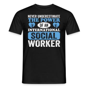 Never Underestimate The Power Of An International - Männer T-Shirt - Schwarz - Vorne - AI Model Male 178 light (178cm)