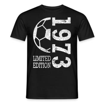 Ballon de football 1973 en édition limitée - T-shirt homme - noir - Devant - AI Model Male 178 light (178cm)