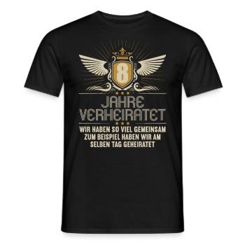 Wir haben viel gemeinsam 8.Hochzeitstag - Männer T-Shirt - Schwarz - Vorne - AI Model Male 178 light (178cm)