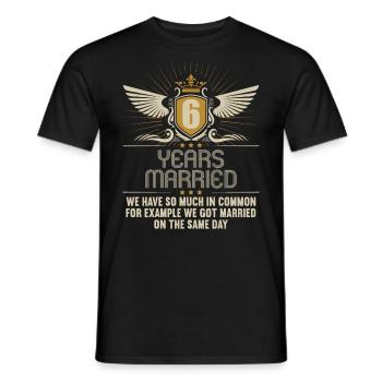 Wir haben viel gemeinsam 6.Hochzeitstag - Männer T-Shirt - Schwarz - Vorne - AI Model Male 178 light (178cm)