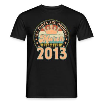 März 2013. März 2013 Geburtstagsgeschenk. März. - Männer T-Shirt - Schwarz - Vorne - AI Model Male 178 light (178cm)