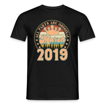 März 2019. März 2019 Geburtstagsgeschenk. März. - Männer T-Shirt - Schwarz - Vorne - AI Model Male 178 light (178cm)