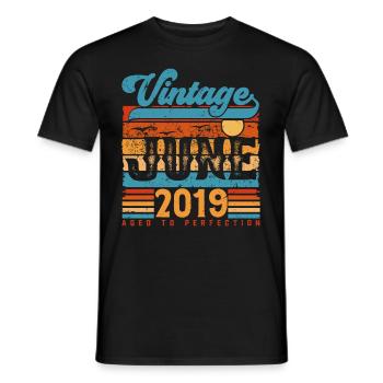 Juni 2019, Vintage-Geburtstagsgeschenk Juni 2019. - Männer T-Shirt - Schwarz - Vorne - AI Model Male 178 light (178cm)