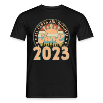 Juin 2023. Cadeau d’anniversaire juin 2023. June - T-shirt homme - noir - Devant - AI Model Male 178 light (178cm)