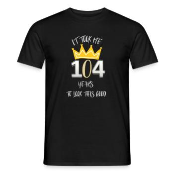 Il m’a fallu 104 ans pour avoir l’air aussi bien. - T-shirt homme - noir - Devant - AI Model Male 178 light (178cm)