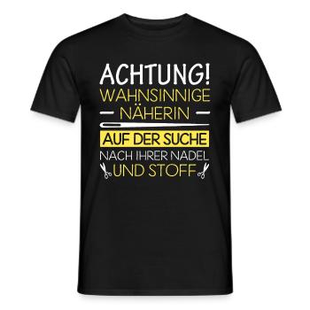 Näherin Auf Der Suche Nach Ihrer Nadel Und Stoff - Männer T-Shirt - Schwarz - Vorne - AI Model Male 178 light (178cm)